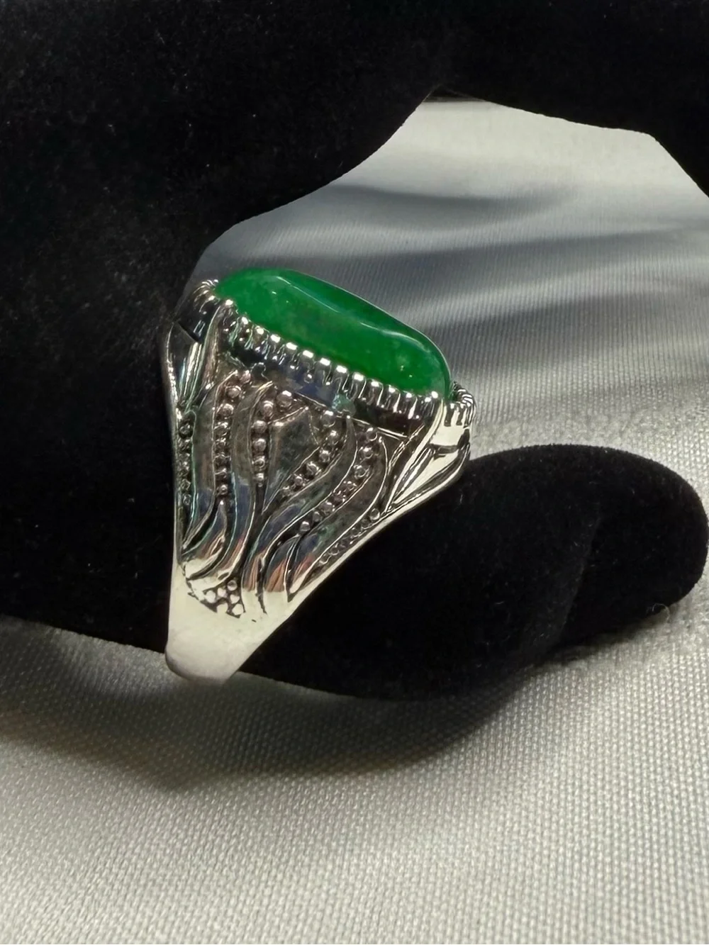 Shamrock Green Cabochon Jade Ring‎ size 8 Unisex